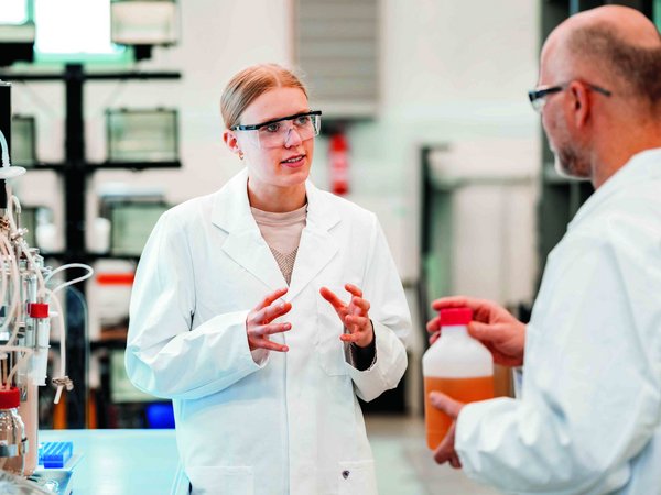 Zwei Wissenschaftler in einem Labor reden miteinander