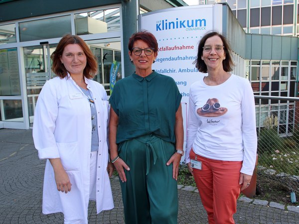 Gut gelaunt nach der Adipositas-Therapie: Katja Schmidt (M.) mit Dr. Anna Ditz (l.) und Sabine Schmidtchen vom Interdisziplinären Therapiezentrum Adipositas des Klinikums Osnabrück.