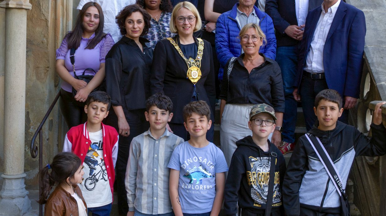 Gruppenfoto mit Oberbürgermeisterin vor dem Rathaus