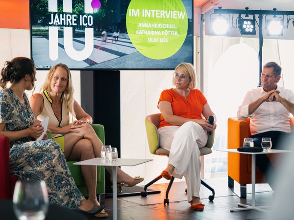 Podiumsdiskussion mit (von links) der Moderatorin Kora Blanken, Landrätin Anna Kebschull, Osnabrücks Oberbürgermeisterin Katharina Pötter und Niedersachsens Wirtschaftsminister Olaf Lies