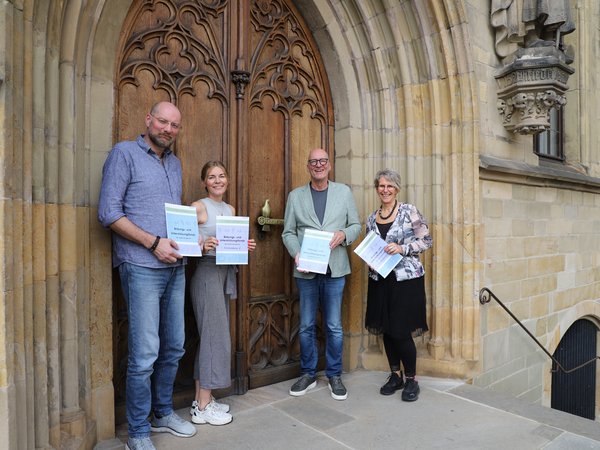 Von links nach rechts: Thorsten Jansing (Fachbereich Bildung, Schule, Sport) , Sophie Altmeppen-Bardelmeier (Projektmanagerin im Fachbereich Kinder, Jugendliche und Familien), Erster Stadtrat Wolfgang Beckermann und Ute Tromp (Fachdienstleiterin Bildung). 