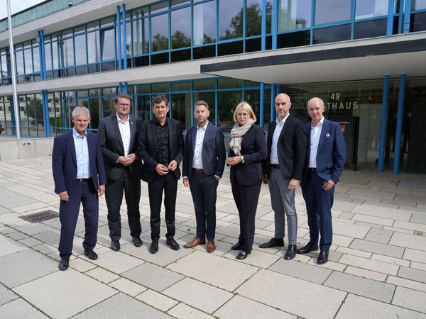 Die Oberbürgermeisterinnen und Oberbürgermeister der niedersächsischen Werksstandorte (v. l. n. r.: Frank Klingebiel, Tim Kruithoff, Dennis Weilmann, Katharina Pötter, Belit Onay und Christian Geiger [Braunschweig, Erster Stadtrat]) richteten einen klaren Appell an Gunnar Killian (3. v. l. Mitglied des Vorstandes der Volkswagen AG). 