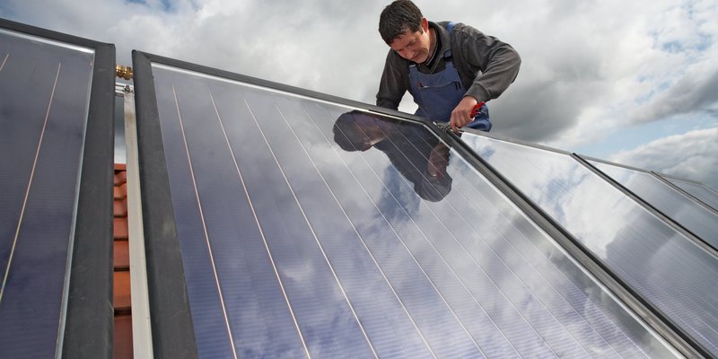 Solarzellen auf einem Dach, Foto: Ingo Bartussek – stock.adobe.com