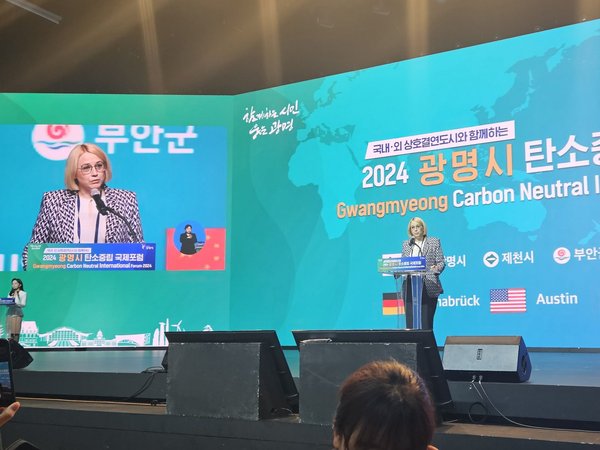 Osnabrücks Oberbürgermeisterin Katharina Pötter am Rednerpult der internationalen Klimakonferenz in Gwangmyeong/Südkorea 