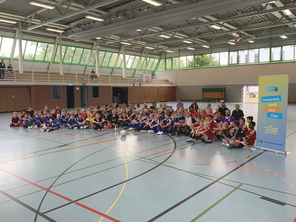 Gruppenfoto mit Schülern in der Sporthalle