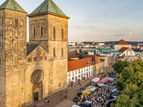 Abendmarkt auf dem Domvorplatz begeistert Osnabrück: Ein grandioser Erfolg von Juni bis Oktober