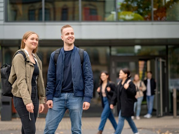 Zwei Studenten vor der Hochschule