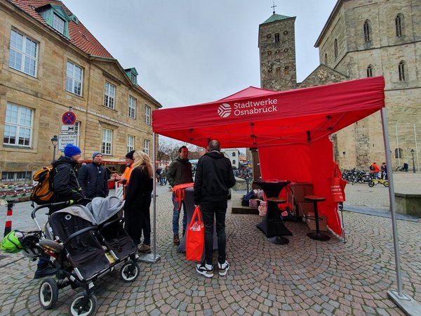Ein Infostand der Stadtwerke Osnabrück auf einem Wochenmarkt