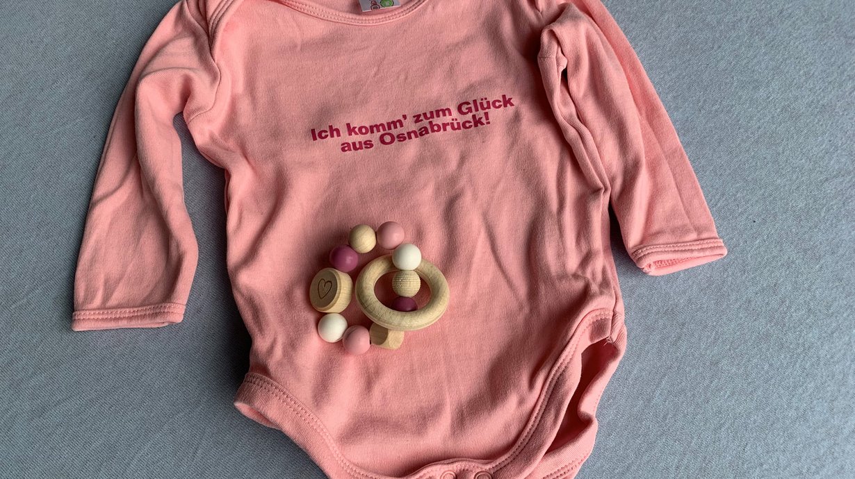 Babybody und Spielzeug