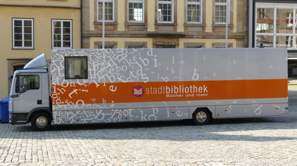 Bücherbus der Stadtbibliothek; Foto: Stadt Osnabrück, Nina Hoss
