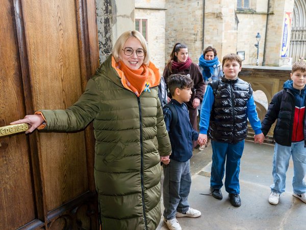 Zum Beginn der Aktion Friedenskette um 15 Uhr nimmt Oberbürgermeisterin Katharina Pötter Kinder der Friedensschule Osnabrück an der Rathaustür an die Hand.