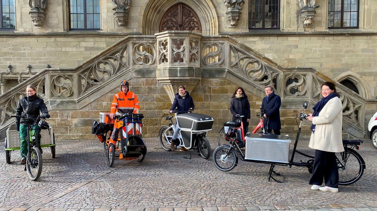 Die Stadt Osnabrück nutzt ganz unterschiedliche Fahrräder für Dienstzwecke: Dabei kommen unter anderem Lastenräder, Pedelecs und S-Pedelcs zum Einsatz. 