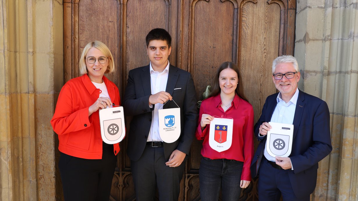 Oberbürgermeisterin Katharina Pötter (links), Kaya Rass, Wanda Flemming und Jens Koopmann, Leiter des Städtepartnerschaftsbüros. 