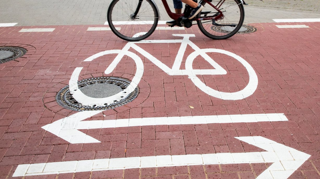 Das Fahrradpiktogramm auf dem Boden kennzeichnet die neue Fahrradstraße im Stadtteil Wüste.