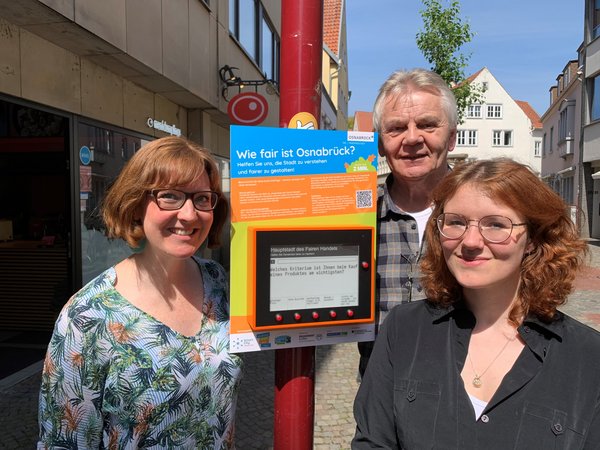 Drei Menschen stehen um ein Citizen Dialog Kit