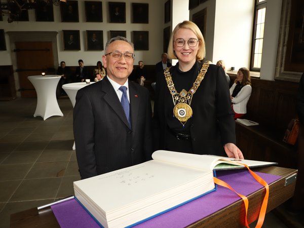 Chinesischer Generalkonsul Wu Cong steht mit OB Pötter vor dem Goldenen Buch