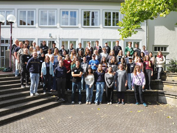 Gruppenfoto vor dem Haus der Jugend