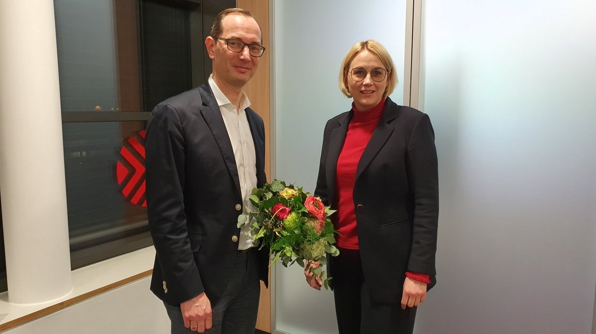 Oberbürgermeisterin und Stadtwerke-Aufsichtsratsvorsitzende Katharina Pötter beglückwünscht Daniel Waschow zu dessen Wahl zum neuen Vorstandsvorsitzenden der Stadtwerke Osnabrück