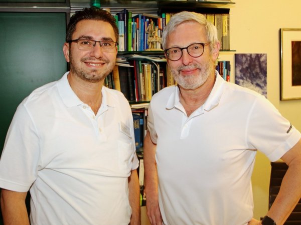 Haben sich auf Eingriffe mit dem „da Vinci“-System spezialisiert: Prof. Dr. Hermann van Ahlen (r.) und Dr. Samer Schakaki von der Klinik für Urologie und Kinderurologie im Klinikum Osnabrück.