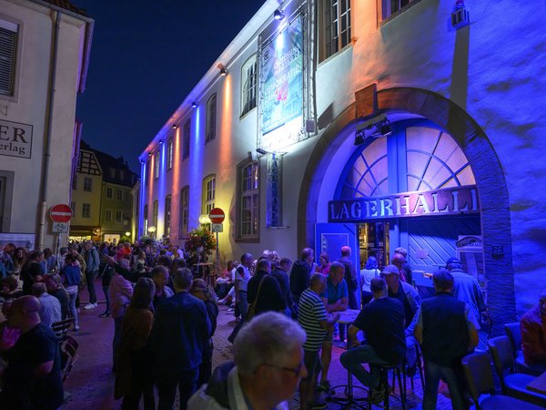 Menschen vor der Lagerhalle in der Kulturnacht.