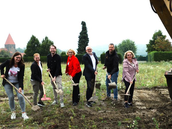 Von links nach rechts: Antje Pöttker (Wohnraumförderstelle Stadt Osnabrück), Melanie Kirste (NBank), Architekt Robin Beele, Osnabrücks Oberbürgermeisterin Katharina Pötter, Architekt Rolf Beele, Daniel Aumüller (Fa. Heggemann) und Ratsmitglied Eva-Maria Westermann