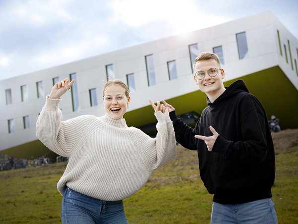 Zwei Studenten vor einem Uni-Gebäude