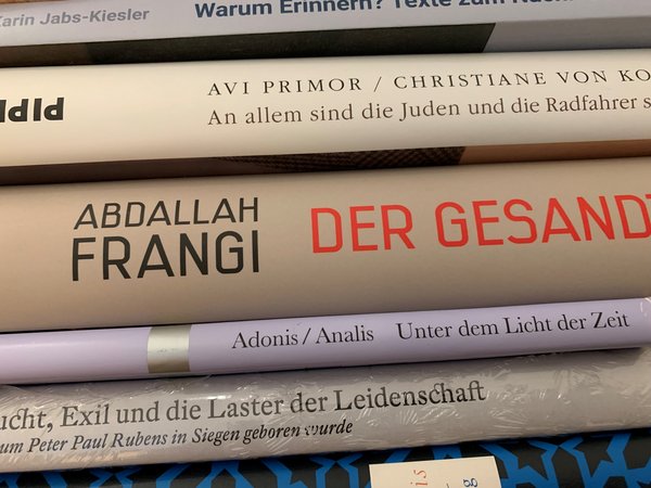 Übereinandergestapelte Bücher