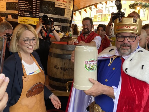 Katharina Pötter (Oberbürgermeisterin der Stadt Osnabrück) und Bierkönig Gambrinus (Frank Eilermann) beim Fassanstich 