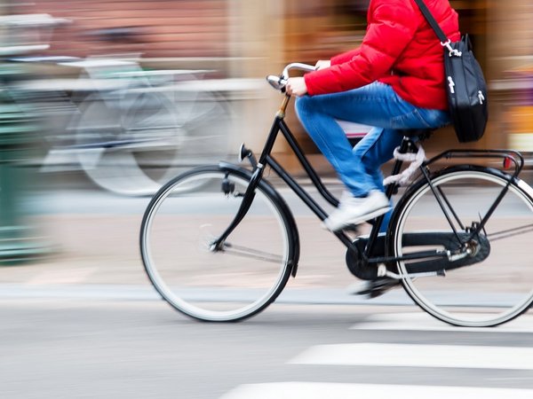 Fahrradfahrer in der Stadt in Bewegung