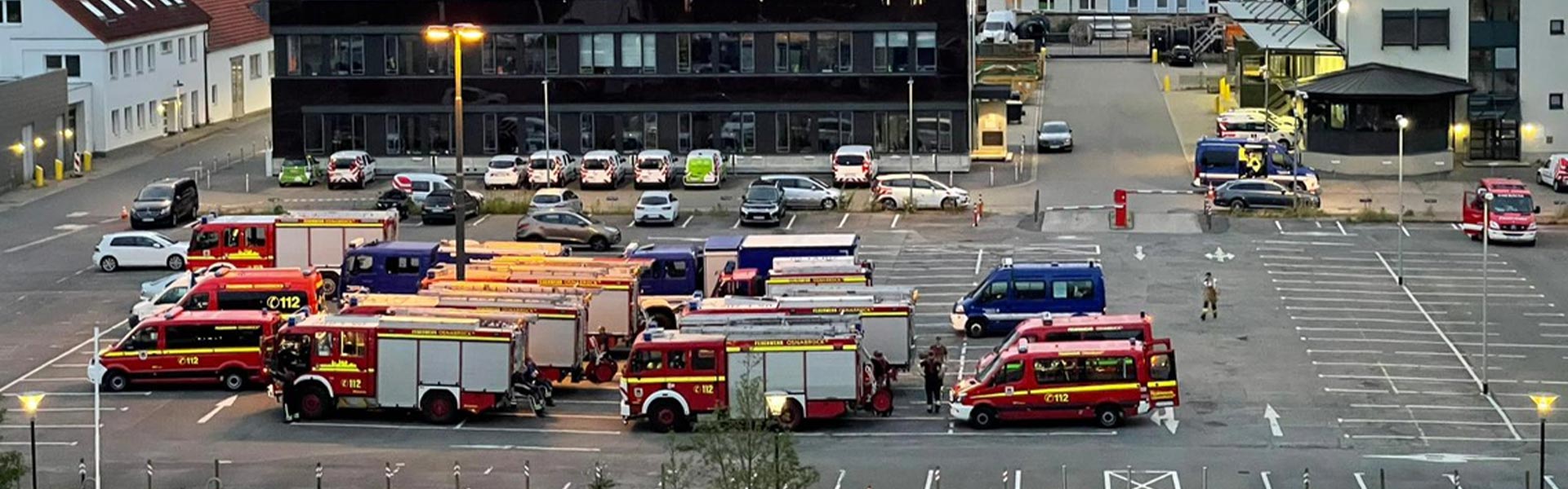 Feuerwehrfahrzeuge auf einem Parkplatz